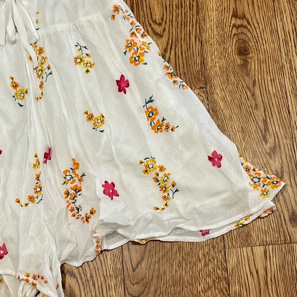 Urban Outfitters White Floral Romper - Picture 2 of 13